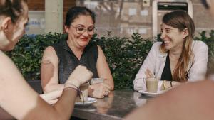 Ana, junto a dos de las trabajadoras de la asociación AIRES