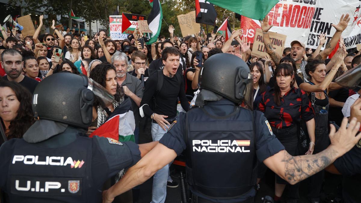 Protestas a la puerta del Roig Arena antes del comienzo del partido