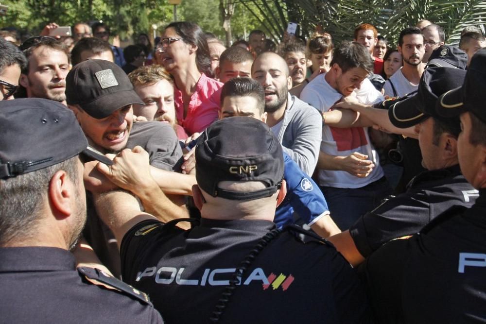 Dos vecinos y un policía heridos durante las prote