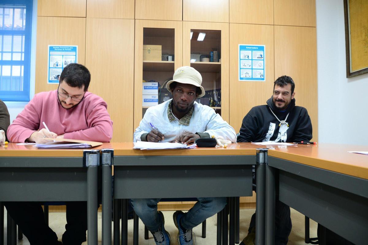 Demba Samba en la Escola Náutica de Bueu junto a algunos de sus compañeros del curso de marinero-pescador.