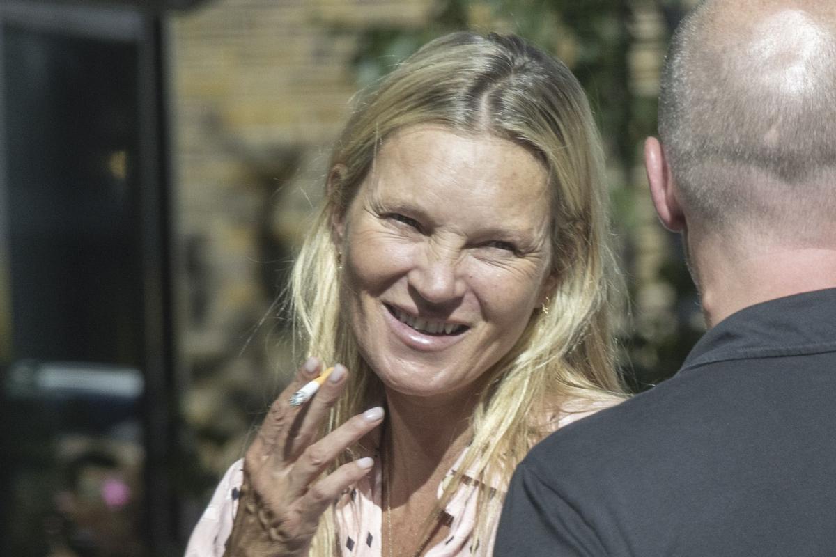 Kate Moss fuma antes de entrar en un restaurante en Londres