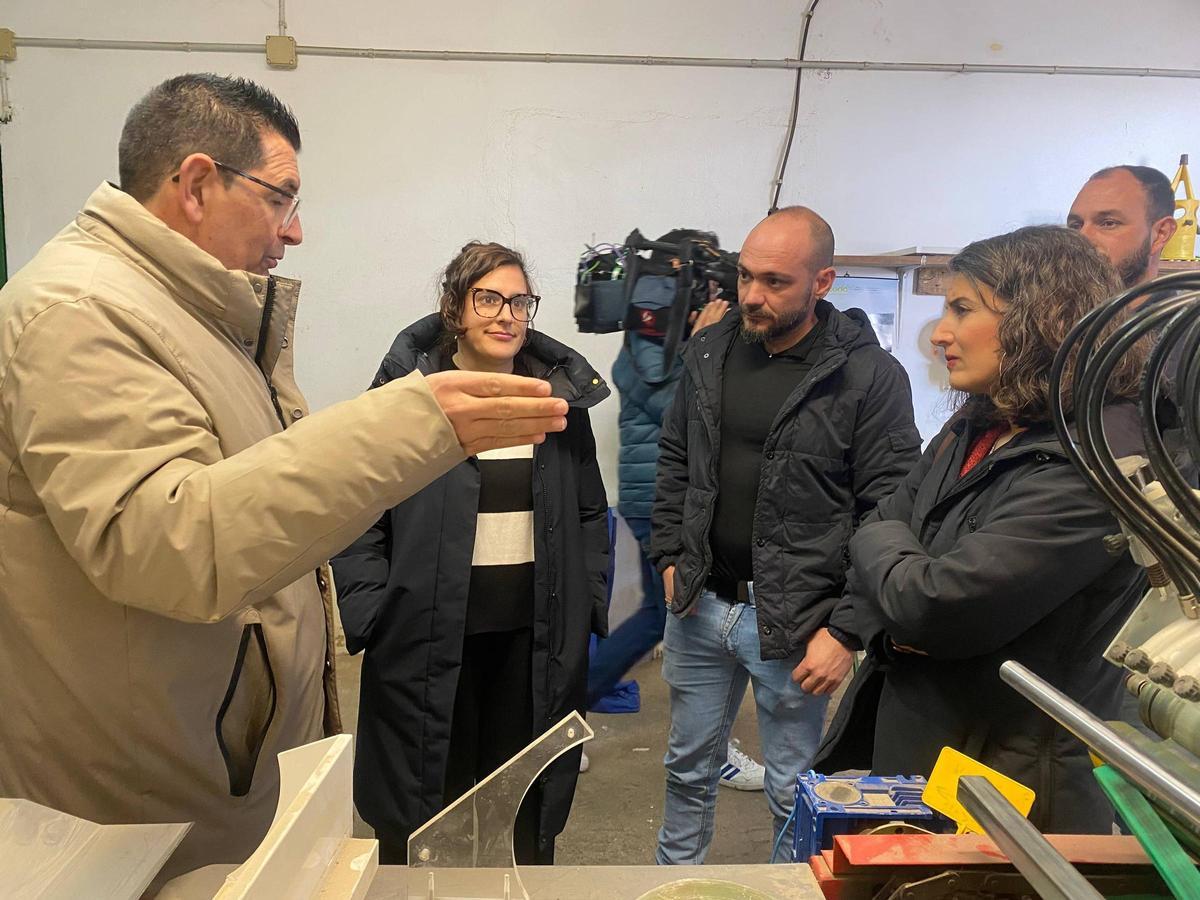 Irene de Miguel con agricultores de Vivares