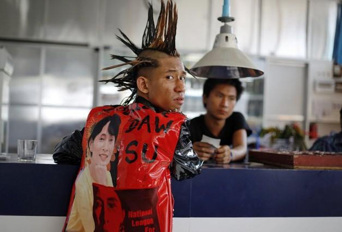 Un chico vestido al estilo punk con imágenes de Aung San Suu, líder pro-democrático en Myanmar.