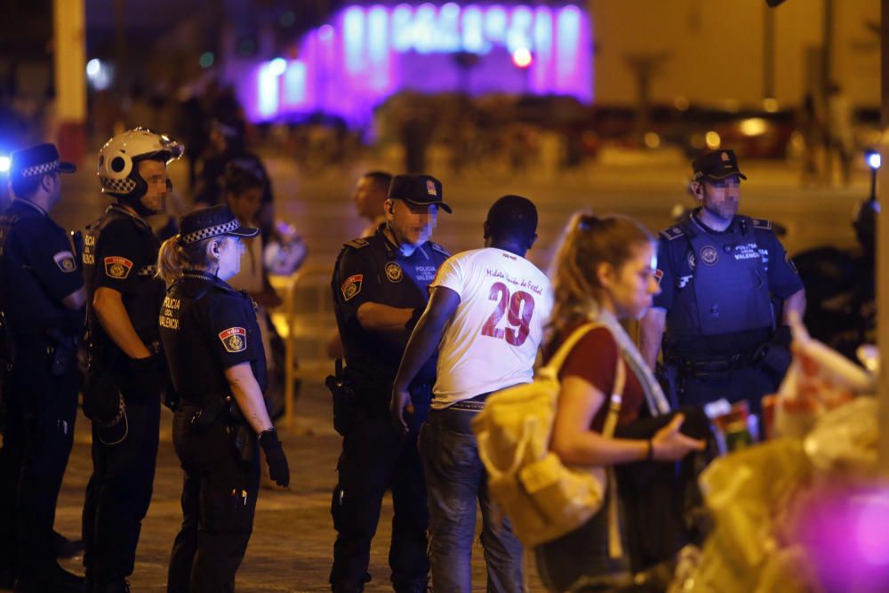 Recogida de residuos en la noche de San Juan en València