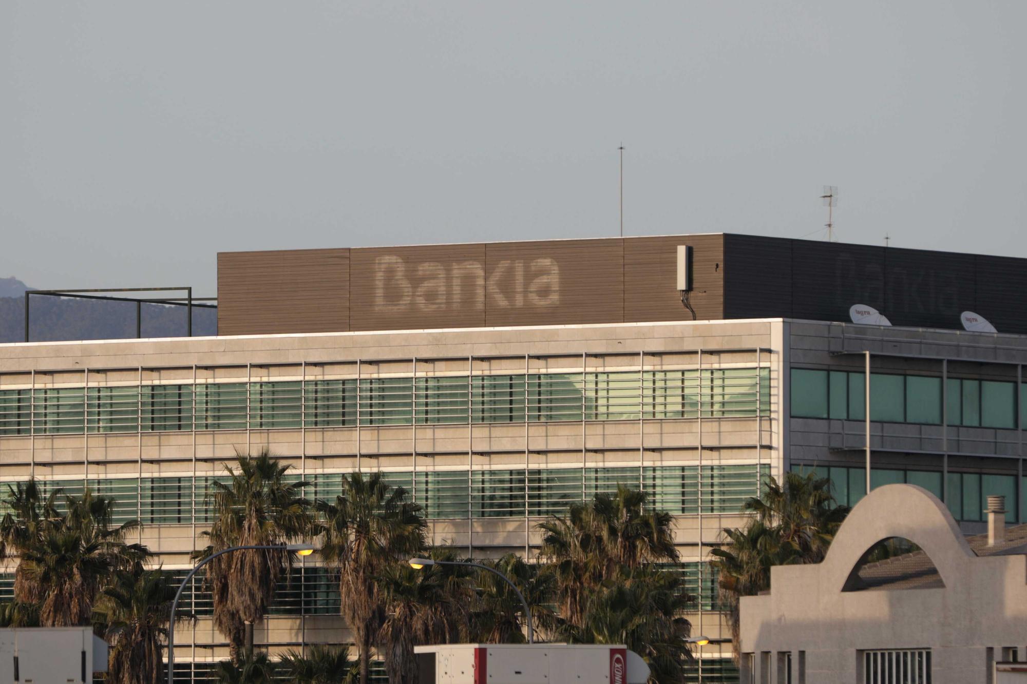 CaixaBank cuelga su logo en Son Fuster tras la absorción de Bankia