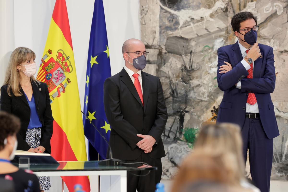 Óscar López (d), nuevo director de Gabinete de Pedro Sánchez, con Fran Martín Aguirre (c), secretario general de la Presidencia (en sustitución de Félix Bolaños), y su directora de Coordinación Técnica y Jurídica, Judit González, este 28 de julio en la Moncloa. 