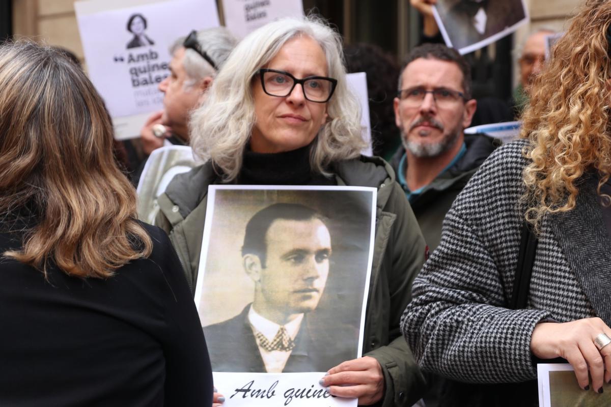 La portavoz de Més per Inca, Alice Weber, en la concentración del martes frente al  Parlament.