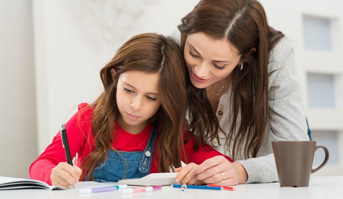 Una niña realizando los deberes
