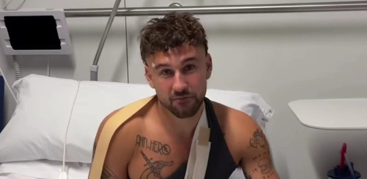 Dani Fernández, anoche cuando llegó al hospital tras la caída en el concierto que celebró en el Roig Arena.