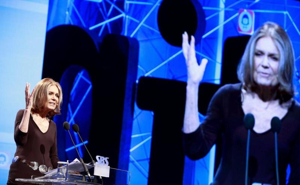 La periodista y escritora Gloria Steinem durante una conferencia.