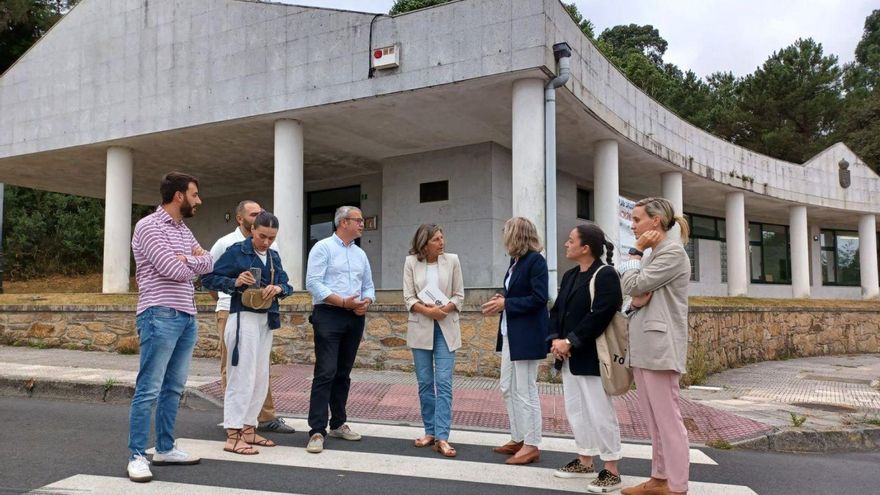 Cachafeiro departe con miembros del gobierno y la oposición
municipales, ayer, delante del centro de salud de A Bandeira.