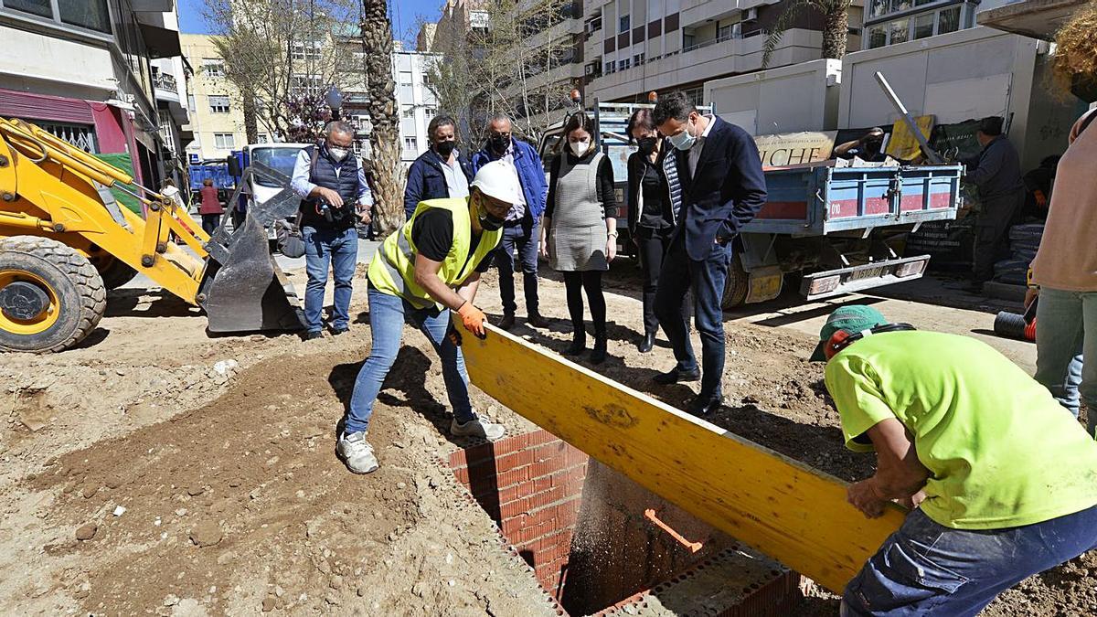 Miembros del equipo de gobierno acudieron ayer a comprobar el estado de la intervención. | MATÍAS SEGARRA