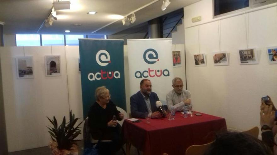 Gaspar Llamazares, a la derecha, presentó ayer en Lorca su nueva formación política Actúa.