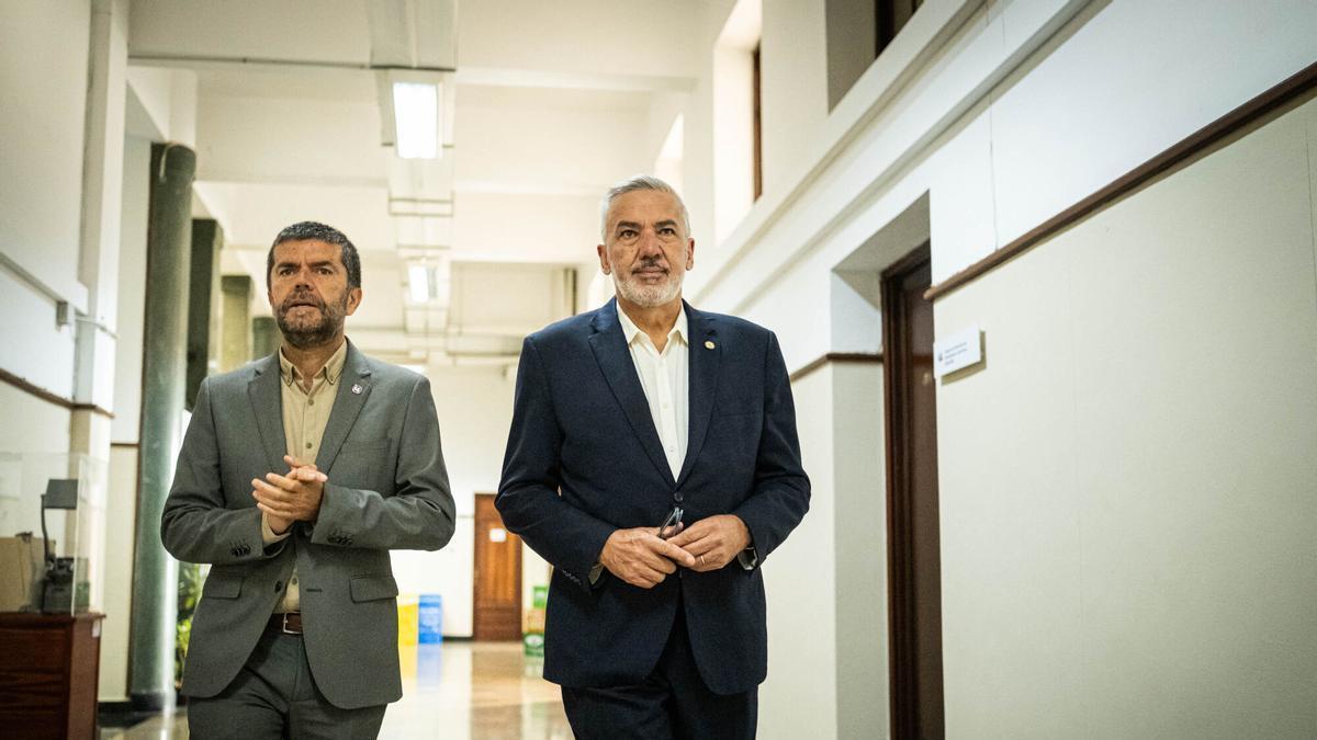 Los rectores, Francisco García, de la ULL y Lluís Serra, de la ULPGC, caminan juntos.