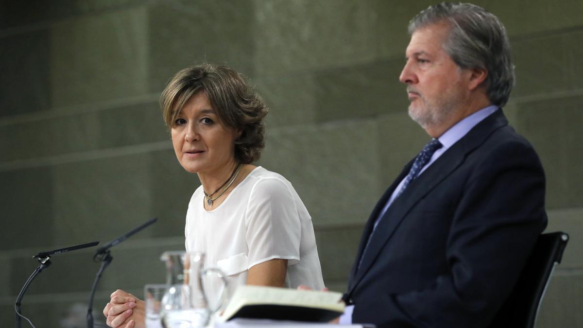 El ministro de Educación, Cultura y Deporte y portavoz del Gobierno, Iñigo Méndez de Vigo, junto a la ministra de Agricultura, Pesca y Alimentación, Isabel Tejerina, durante una rueda de prensa tras la reunión del Consejo de Ministros.