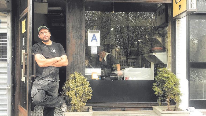 Ali Sahin posa junto a su negocio, la antes cafetería C&amp;B es ahora una panadería.