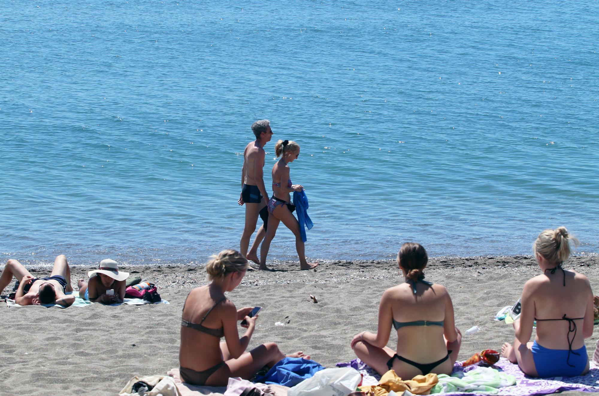 El buen tiempo y el calor llenan las playas de Málaga