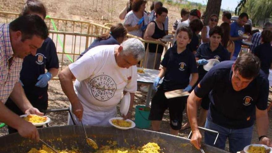 Los vecinos de Coreses disfrutaron de una paella el martes.