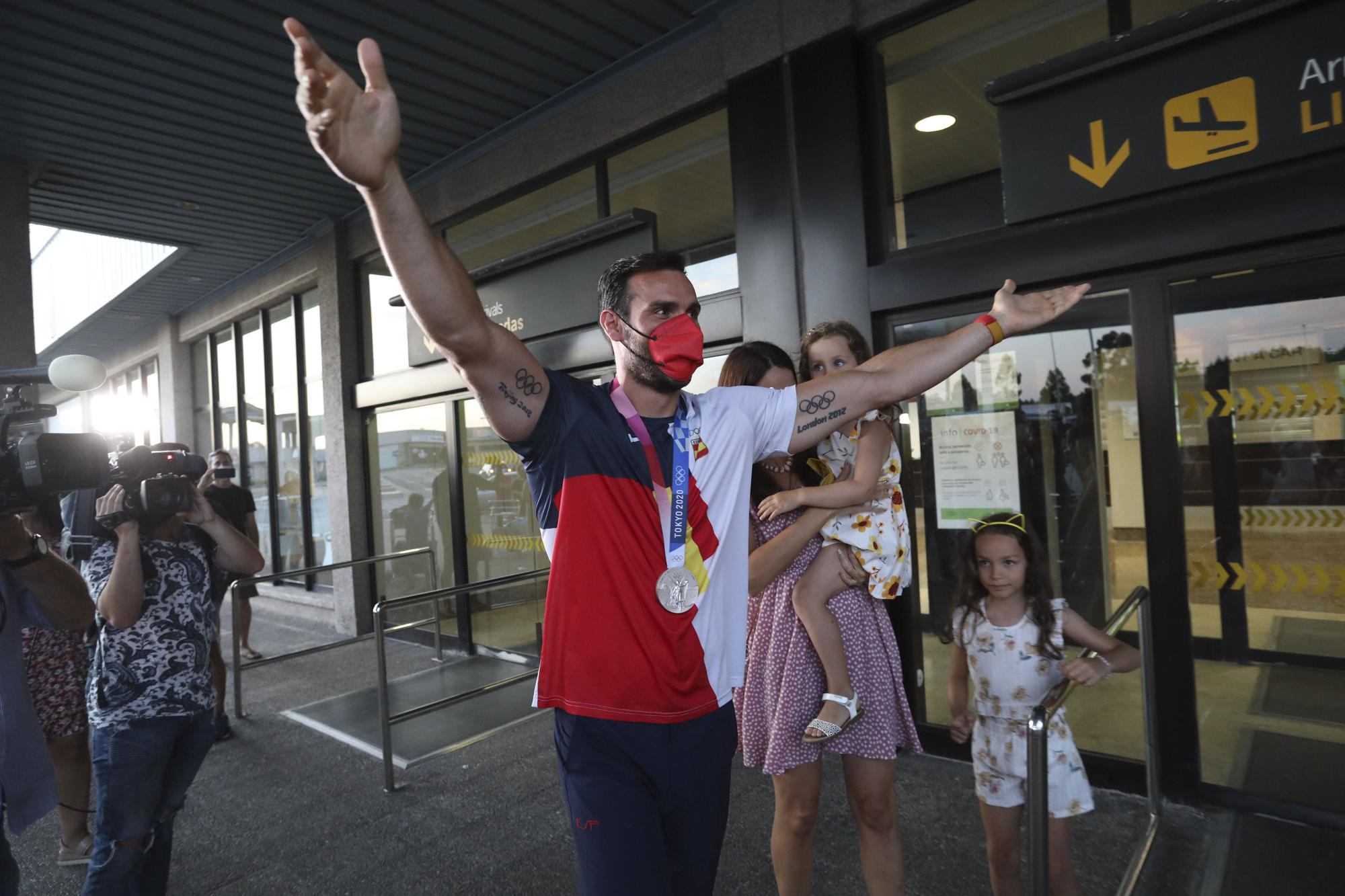 Así fue la llegada de Saúl Craviotto y del equipo olímpico de piragüismo al aeropuerto de Asturias