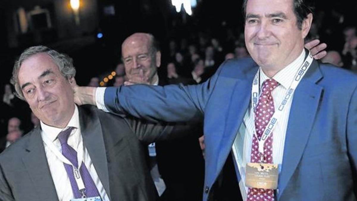 Joan Rosell, a la izquierda, con Antonio Garamendi, tras hacerse público el resultado de la elección.