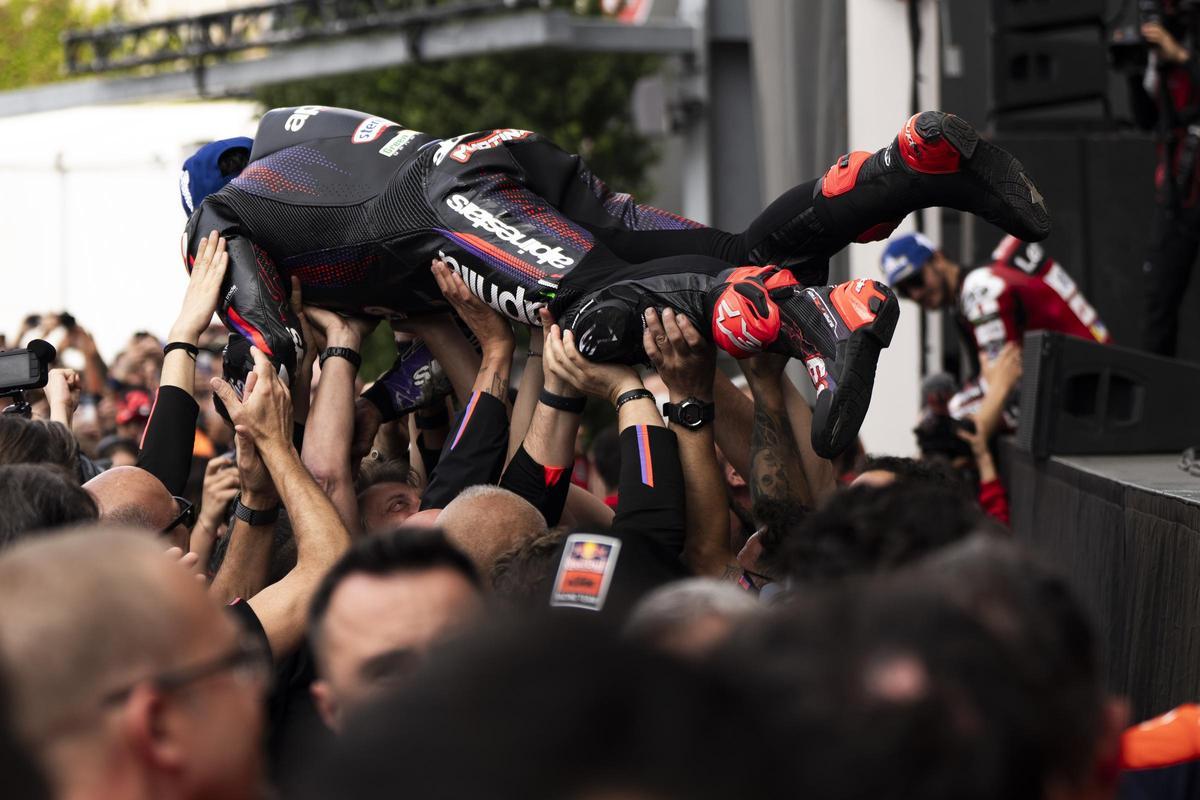 Jorge Martín es manteado por el equipo Aprilia tras su victoria en la prueba al 'sprint' de Austin.