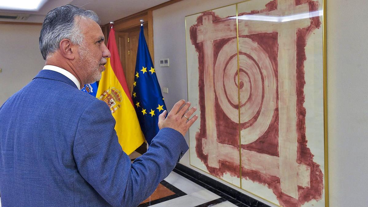 Torres contempla la ‘Espiral del viento’ (1991), de Martín Chirino.