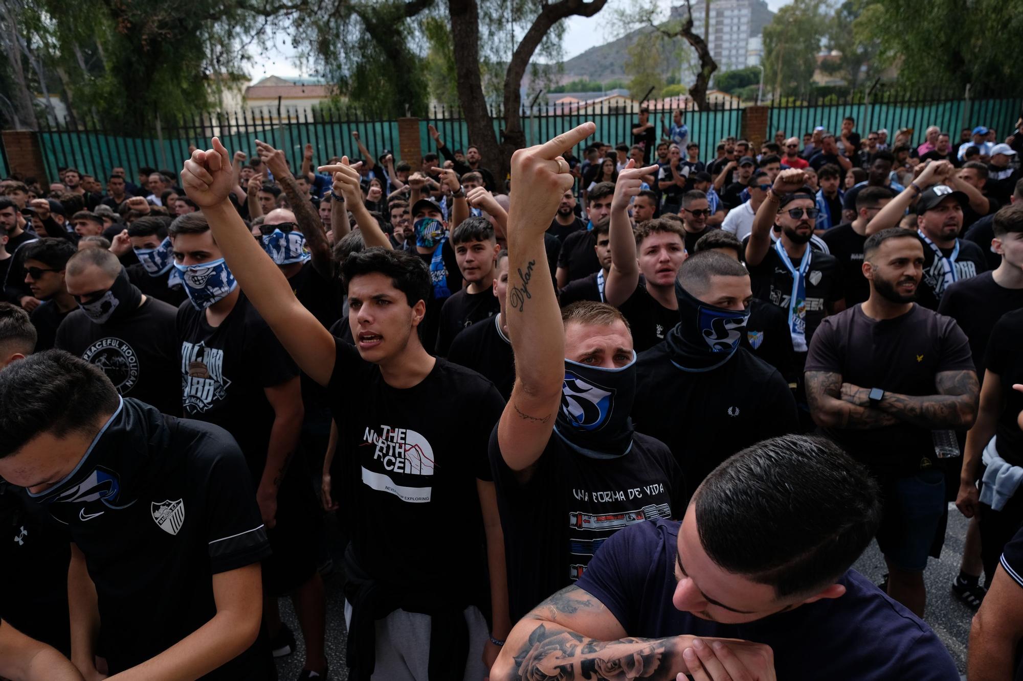 La protesta de la afición antes del Málaga CF - UD Ibiza, en imágenes