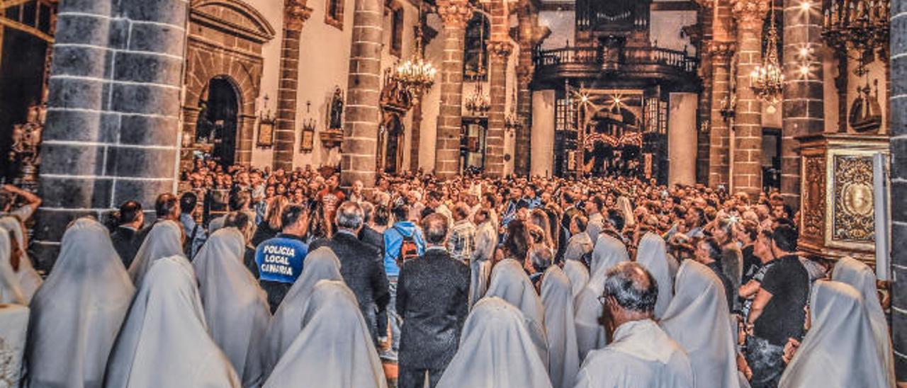 Grupo de mujeres con mantilla en la basílica del Pino, Teror, del fotógrafo Frank Hernández.