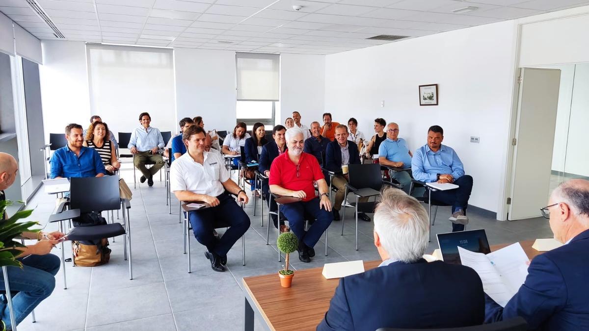 Los reparadores navales durante una reunión de trabajo en Capitanía Marítima de Las Palmas.