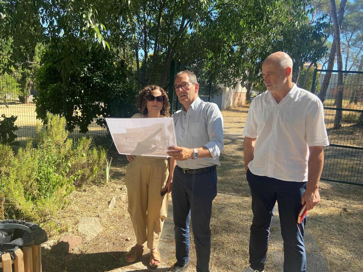 La consellera de Cultura, Sònia Hernández, l'alcalde de Sant Fruitós de Bages, Joan Carles Batanés i el cap de territori de l'Ajuntament, David Aaron López