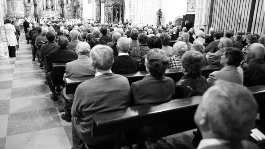 Asistentes al funeral por el dominico Ramón Menéndez, celebrado ayer.