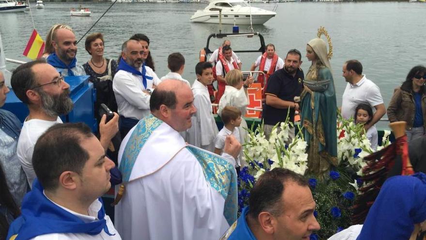 La Virgen de Guía embarca en el &quot;Nuevo Mar Azul&quot;.