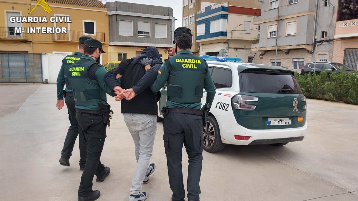La Guardia Civil detiene a un hombre por un delito de robo con intimidación en la localidad de Silla