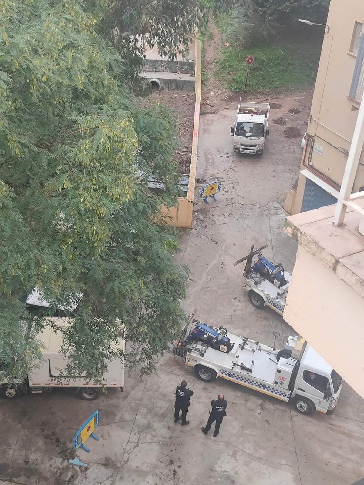 La Policía Local acudió este jueves para inspeccionar el tramo final del arroyo, en Jardín de Málaga.