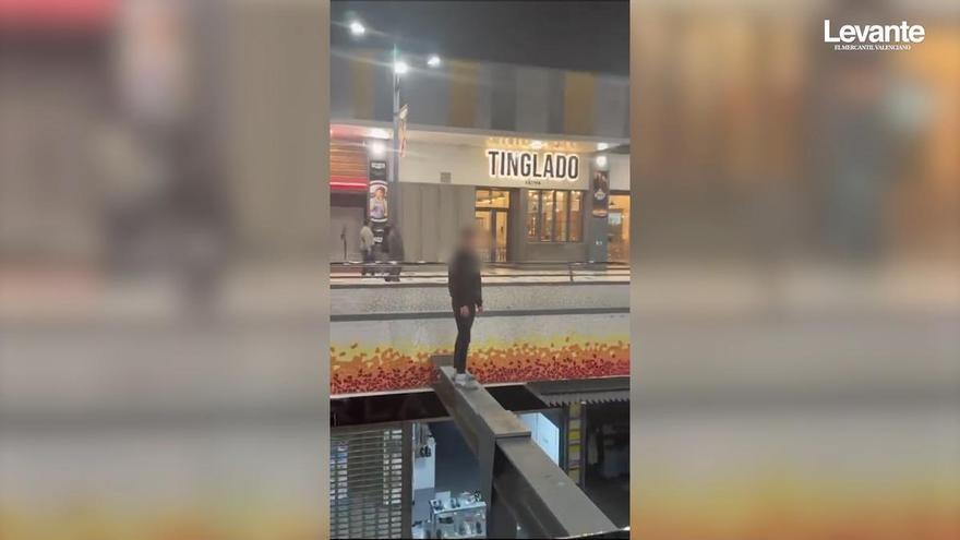 Unos jóvenes se graban cruzando unas vigas metálicas ubicadas a gran altura en el centro comercial de Xàtiva