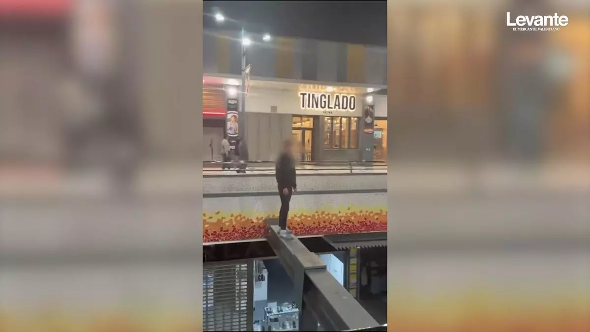 Unos jóvenes se graban cruzando unas vigas metálicas ubicadas a gran altura en el centro comercial de Xàtiva