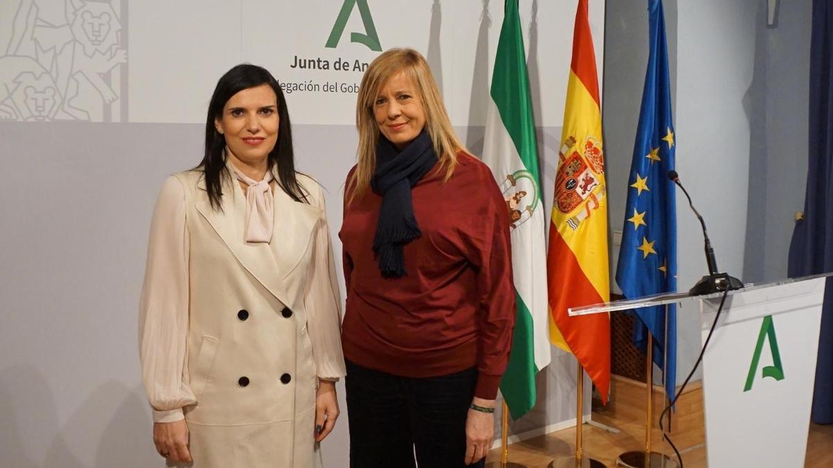 La delegada de Empleo, María Dolores Gálvez, y la responsable del IAM, Rosario Alarcón, al inicio de la presentación de 'Preparadas'.