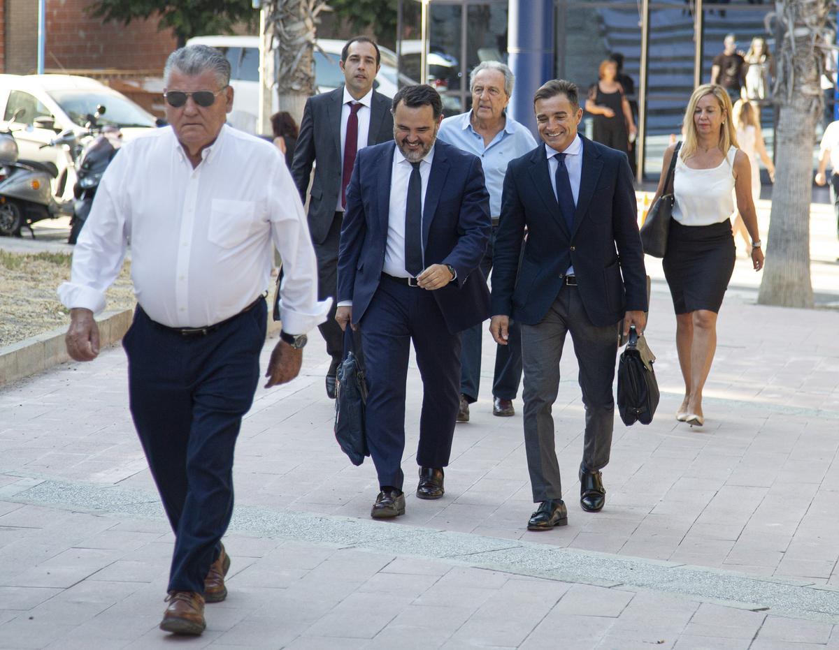 Valentín Botella, en primer plano, seguido de Parodi (d) junto a su abogado, Ignacio Gally. Detrás la letrada Sofía Moreno y a su derecha, el uno de los patronos.