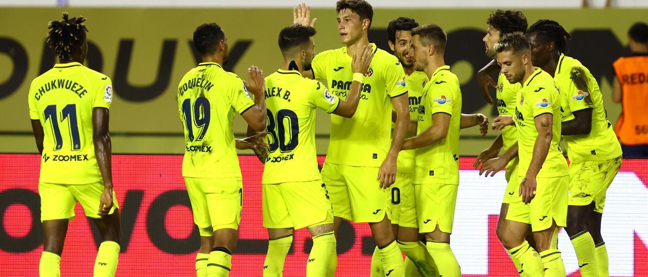 Los jugadores del Villarreal se felicitan tras el primer gol del partido, marcado por Pedraza antes del descanso.