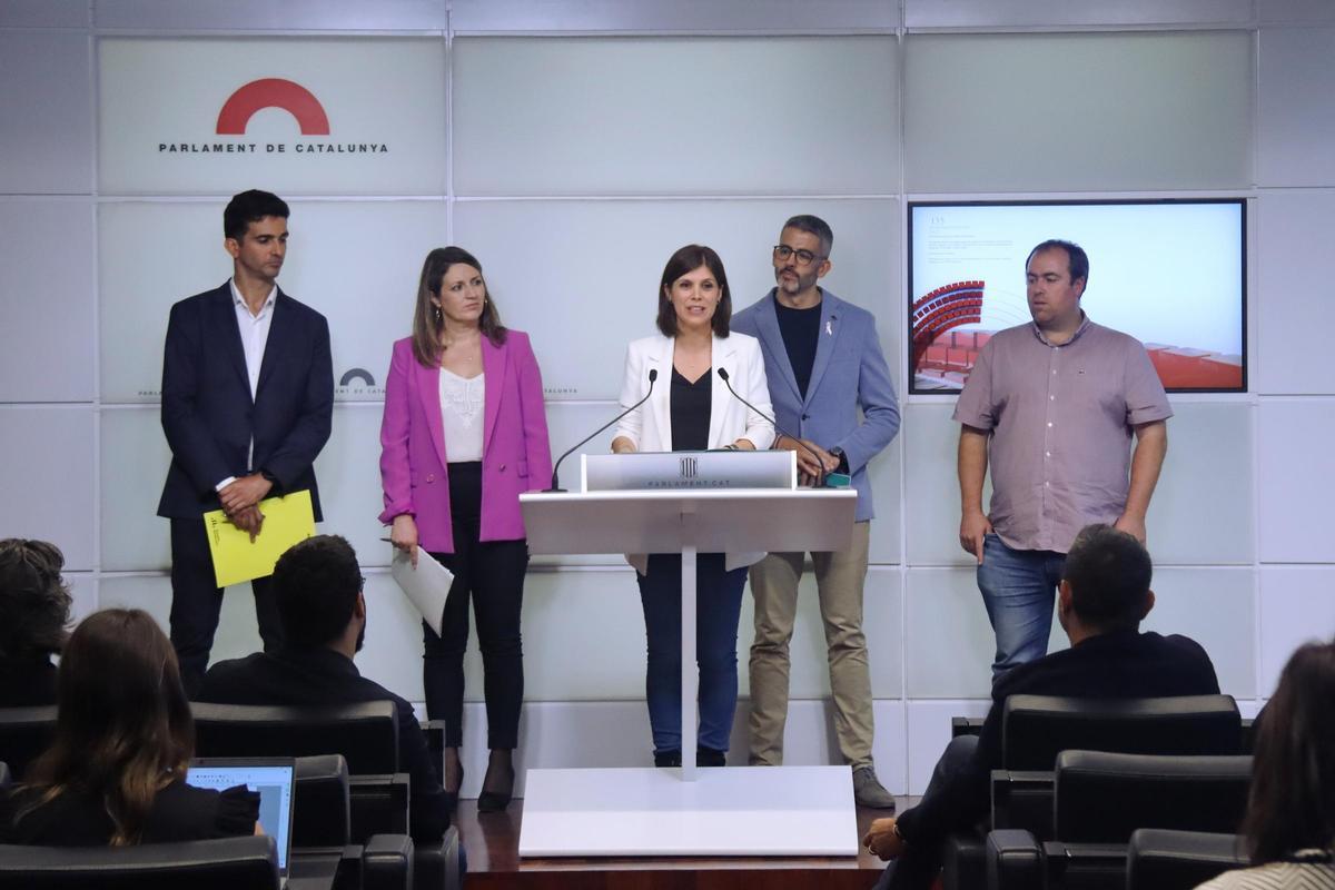 Los diputados Marta Vilalta y Eugeni Villalbí acompañados de los alcaldes afectados por las MAT Los diputados Marta Vilalta y Eugeni Villalbí acompañados de los alcaldes afectados por las MAT