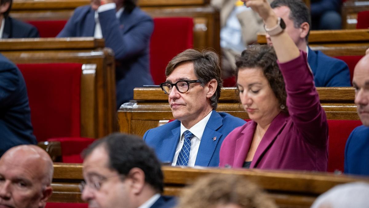 El líder del PSC, Salvador Illa, y la portavoz del partido en el Parlament, Alícia Romero, durante un pleno