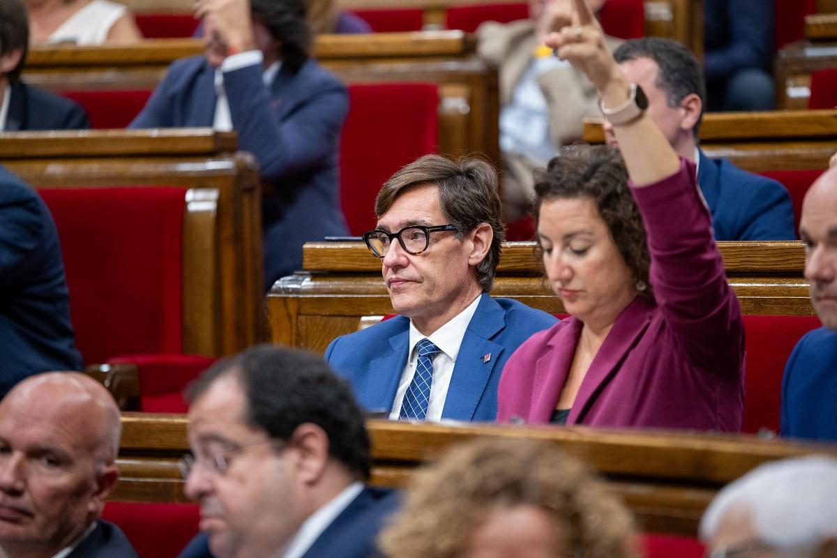 El líder del PSC, Salvador Illa, y la portavoz del partido en el Parlament, Alícia Romero, durante un pleno