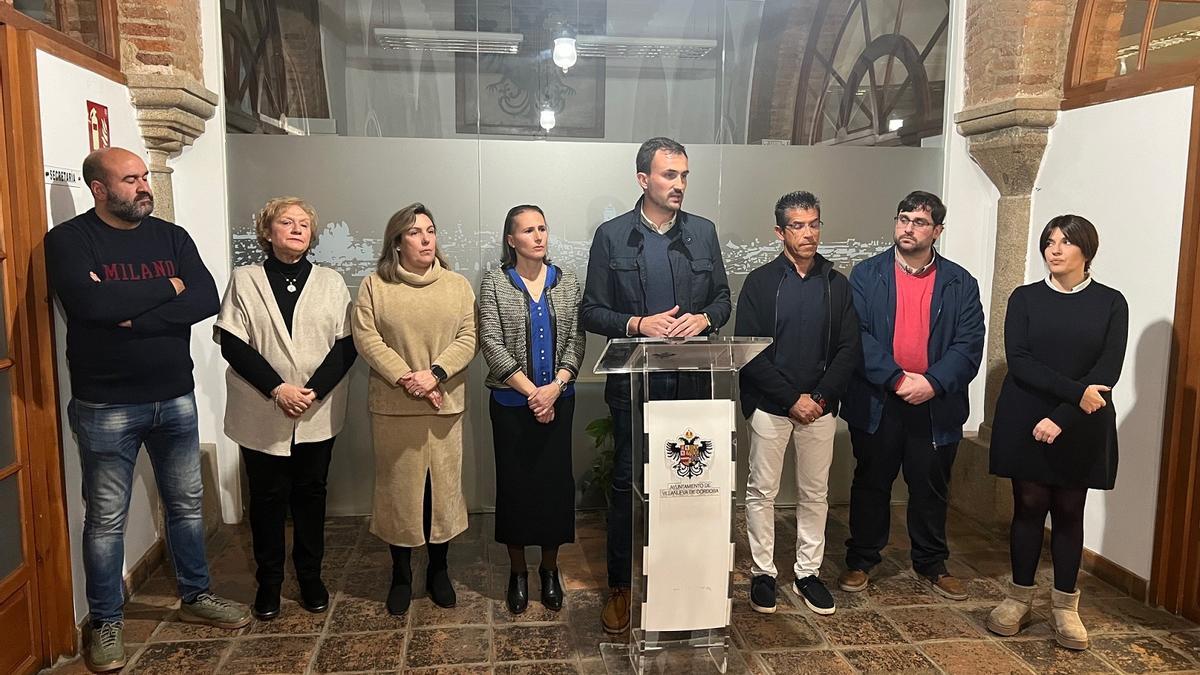 Isaac Reyes explica el presupuesto de Villanueva de Córdoba junto a su equipo de gobierno.