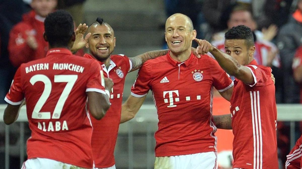 Robben celebra su gol junto a Alaba, Vidal y Thiago, este miércoles en el Allianz Arena