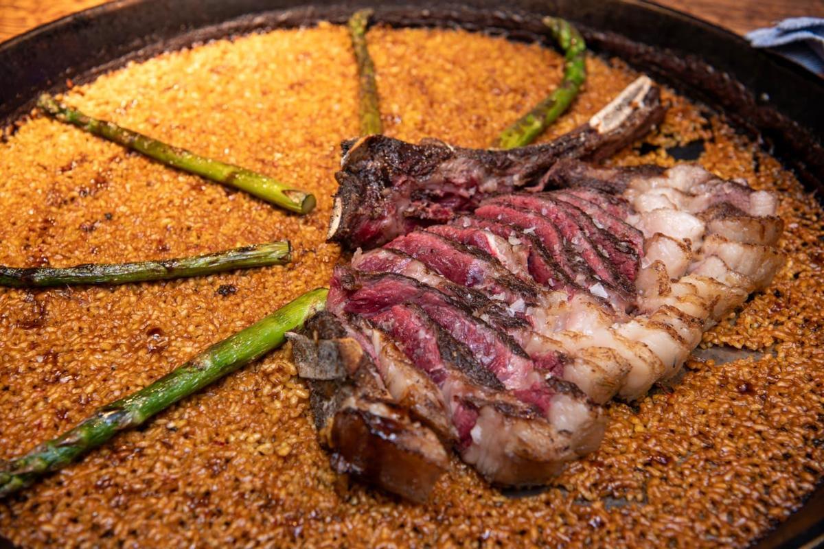 El arroz se convierte en una nueva forma de entender la parrilla en Gonzaba Madrid: producto de origen, brasa y una cocina pegada al fuego.