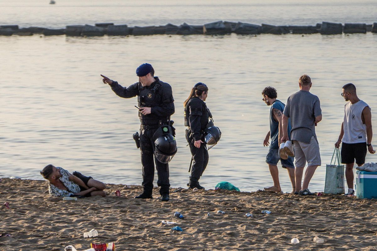 Limpieza de las playas de Barcelona tras la verbena de Sant Joan 2025