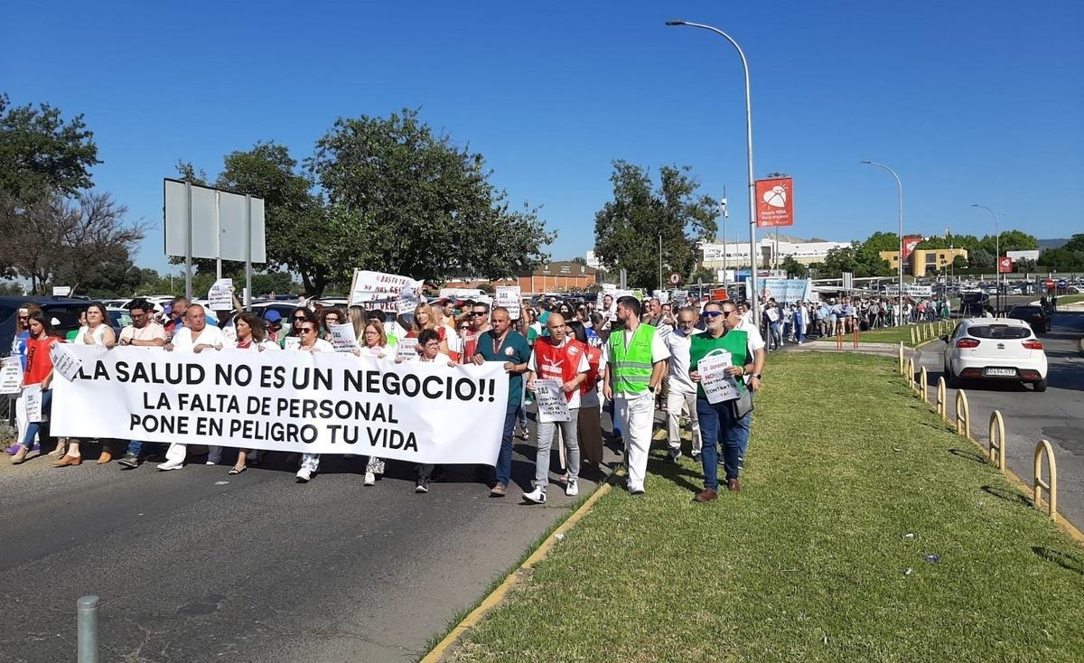 Protesta convocada por la junta de personal del hospital Reina Sofía.
