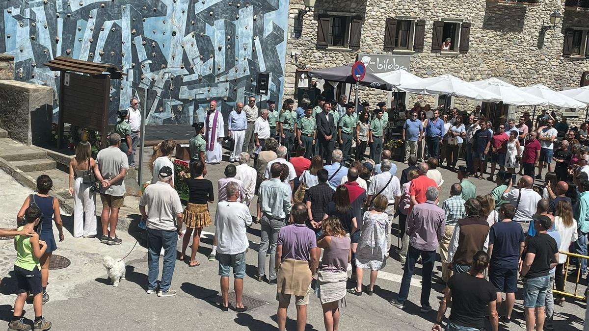 Caluroso homenaje de los vecinos de Sallent de Gállego y las autoridades a los guardias civiles asesinados por ETA hace 22 años.