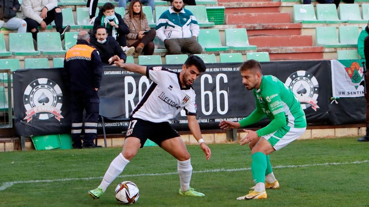 Carmelo (Mérida), ante Espinosa (Cacereño), en el derbi del Romano. Son los dos mejores equipos extremeños de la categoría.