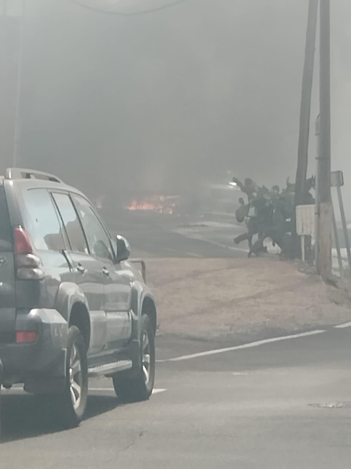 Humareda tras el incendio de un camión de reparto
